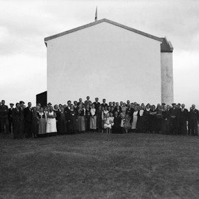 Norðan við íbúðarhúsið á Breiðabóli á Svalbarðsströnd. Tilefnið er gullbrúðkaup Benedikts Jónssonar og Sesselíu Jónatansdóttur, sem situr fyrir miðri mynd.