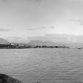 Hrísey, myndin er tekin niður af Hvammi, sést inn Eyjafjörð.