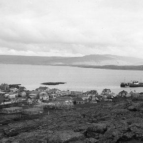 Hólmavík, refabú eru í forgrunni.