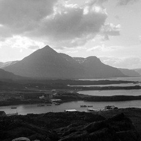 Djúpivogur, fremst t.h. Sólvangur, Sigfúsarbryggja. Húsið t.v.næst, geymsla. Hægra megin Langabúð Kaupfélagið, Síbería(áður mjólkurstöð) Rjóðurshúsið á bak við. Geysishúsið er á bak við hótelið (Hreppsskrifstofan er þar í dag) Djúpivogur næst, Gleðivík, Teugarhorn, Búlandstindur í baksýn.