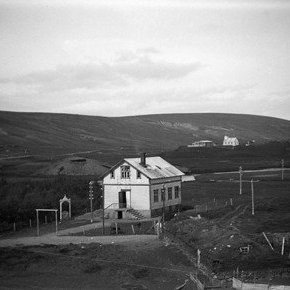 Gamla samkomuhúsið á Breiðumýri, í fjarska er Einarsstaðakirkja í Reykjadal.