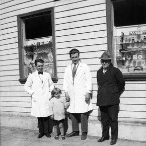 Á Siglufirði. 1.Einar Kristjánsson, 2.Inger Schiöth, 3.Aage Schiöth, 4.Gunnlaugur Tryggvi Jónsson ritstjóri.