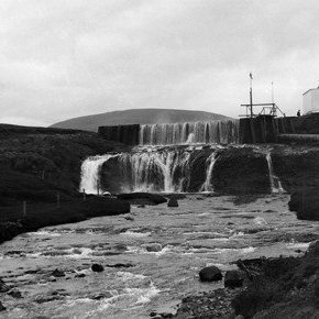 Tillaga: Álafoss í Mosfellssveit. Reykjafell í baksýn. Varmá.