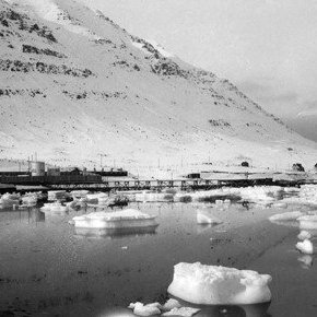 Út í Hvanneyrarkrók. Húsið uppi t.v. er Hvanneyri.Shell bryggjur á Siglufirði, th.Frystihúsið Bakka.