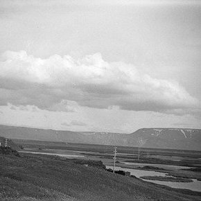 Mývatnssveit. Fjallið Bláfjall, bæjirnir eru Skútustaðir, Prestbústaðurinn Gamli.