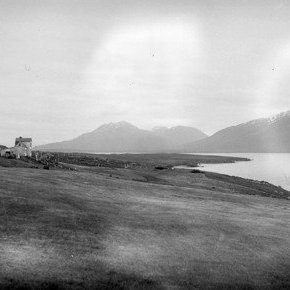 Hrísey, líklega gamli bærinn Ysta-Bæ. Í baksýn sést inn í Þorvaldsdalinn.