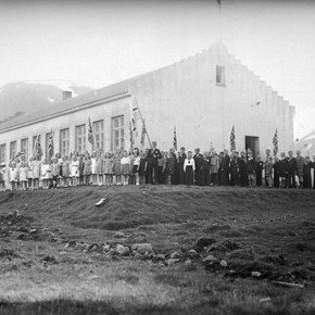 Börn við Barnaskólann á Dalvík, 17 júní 1944.