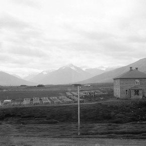 Hvoll á Dalvík, sem nú hýsir safn Dalvíkinga. Myndin er tekin fyrir jarðskjálftan 1934, þá skemdist húsið og því breytt í kjölfarið.