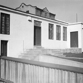 Sjómanna- og Gestaheimili Siglufjarðar. Kvenfélagið Von byggði húsið, þar voru leiksýningar Siglfirðinga. Húsið í baksýn hét Hólar.