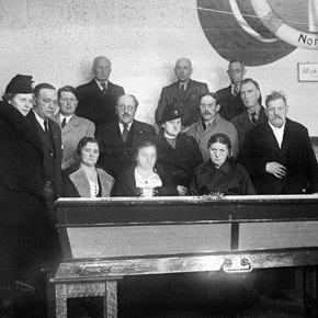 Kistulagning á Siglufirði. Félagar í Kirkjukór Siglufjarðar í Norska sjómannaheimilinu eftir 1935.