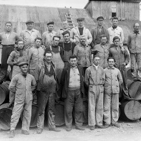 Á Siglufirði.
1.Þórhallur Björnsson, 2.Kornelíus (Norðmaður), 3.Jón Gunnlaugsson, 4.Birgir Runólfsson, 5.Óskar Sveinsson, 6.Friðjón Vigfússon, 7.Sveinn Sigurðsson, 8.Sigurður Sigurðsson, 9.Aðalsteinn Sigurbjörnsson, 10.Jóhann Ólafsson, 11.Þorsteinn Aðalbjörnsson, 12.Erling Ólafsson, 13.Sveinn Sveinsson, 14.Jóhann Ísaksson, 15.Jón Stefánsson, 16.Jóhann Sigurjónsson, 17.Aðalsteinn Jónatansson, 18.Pétur Vermundsson, 19.Steinn Skarphéðinsson, 20.Oddur Þorkelsson.