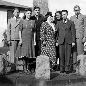 Við minnisvarða um Guðmund Hafliðason, Siglufirði. 
1.Páll G Árdal, 2.Sigríður Guðmundsdóttir, 3.Jóhannes G.V. Þorsteinsson, 4.Theodóra Pálsdóttir Árdal, 5. Álfheiður L Guðmundsdóttir, 6. Emil Björnsson útvarpsstjóri, 7.Hafliði Guðmundsson.