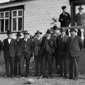 Við hús Ole Tynes á Siglufirði.. 9.Ole Tynes.