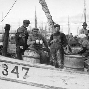 Skipverjar á vélbátnum Bára EA-347, í höfn á Siglufirði.