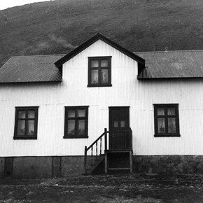 Tillaga: Húsið á Sauðárkróki þar sem skriðan féll hægramegin við það.