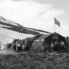 Ásgarður, skíðaskáli Gagnfræðaskóla Akureyrar í Hlíðarfjalli, sunnan og ofan við var skíðastökkpallur.