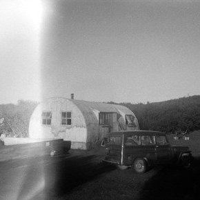 Drengjaheimilið að Ástjörn, í Kelduhverfi. Bíllin var í eigu Arthur Gook trúboða. Búið er að steypa upp grunn núverandi húss.