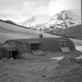 Krossastaðir í Hörgárdal. Bragginn var byggður af bretum á stríðsárunum en eftir stríð var hann notaður af skátum frá Akureyri.