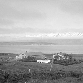 Stóru-Hámundarstaðir, á Árskógströnd, Hrísey í baksýn.