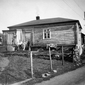 Tillaga: Standgata á Eskifirði . Hugsanlega Clausenshús í forgrunni, þá Birkiland og Eyfell.