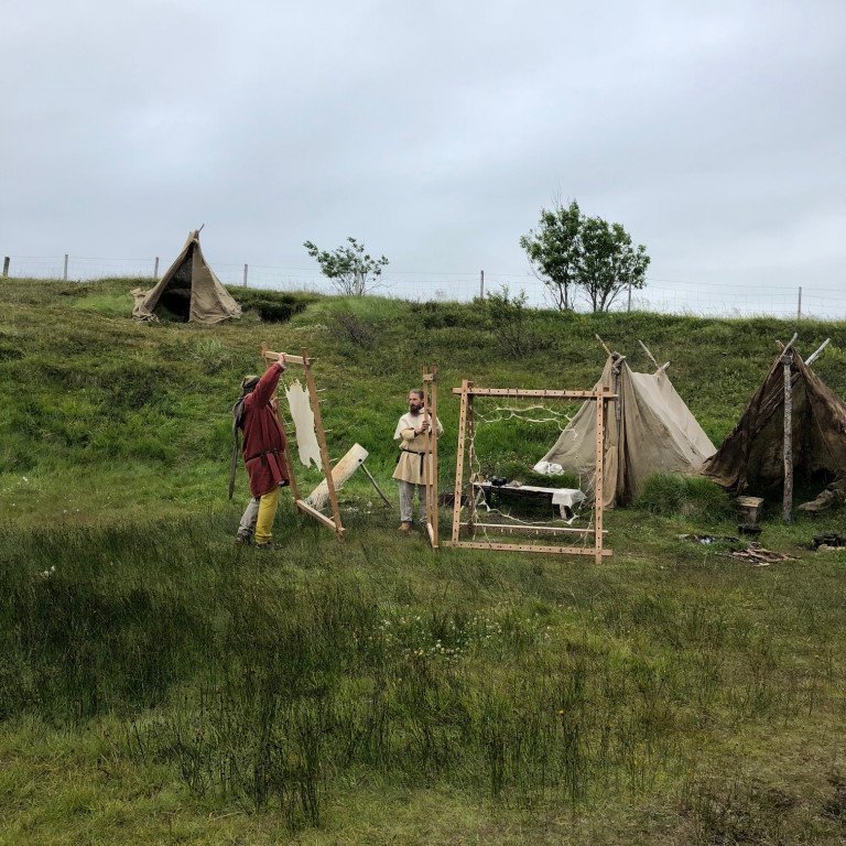 Verið að hantera skinn til að búa til bókfell.