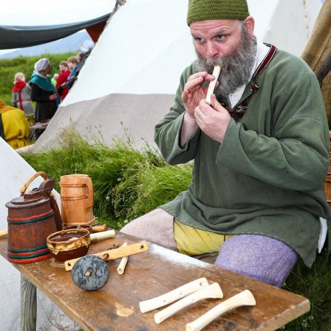 Guðmundur gerir flautur úr beini.