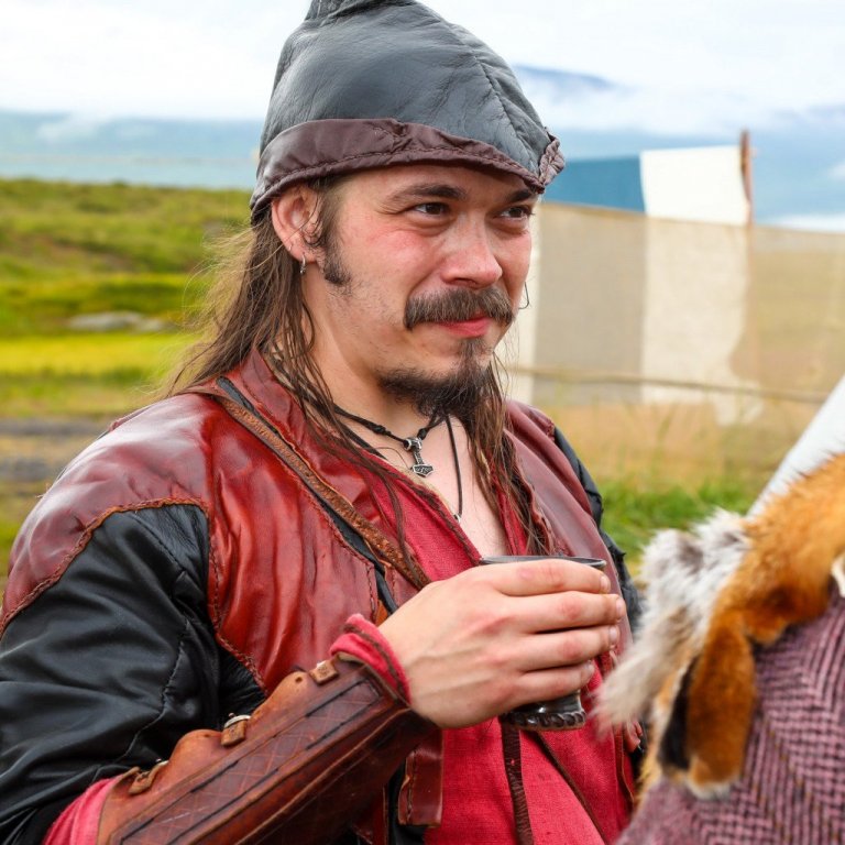 Íbygginn á svip nýkominn úr bardaga.