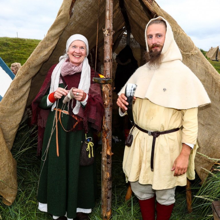 Miðaldafólk. Steinsmiðurinn knái og vefnaðarsölukonan.
