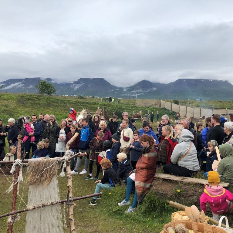 Fjölmenni hlýðir á sögumanninn Villa munk.