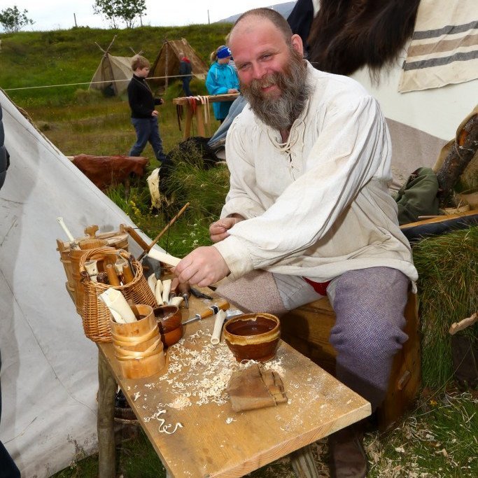 Guðmundur síkáti Gásverjinn frá Akranesi. Hann er vís með að gera flautur og framkalla kunnulega tónlist.
