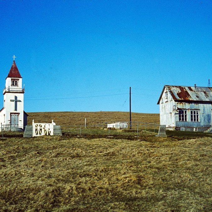 Miðgarðakirkja og skólahúsið við Miðgarða. Skólahúsið var reist árið 1905 fyrir styrk úr sjóði Willard Fiske. Húsið var notað til skólahalds og skemmtana til 1960 en er nú horfið líkt og kirkjan. 
Úr Grímseyjarsafni Helga Daníelssonar og Friðþjófs Helgasonar.