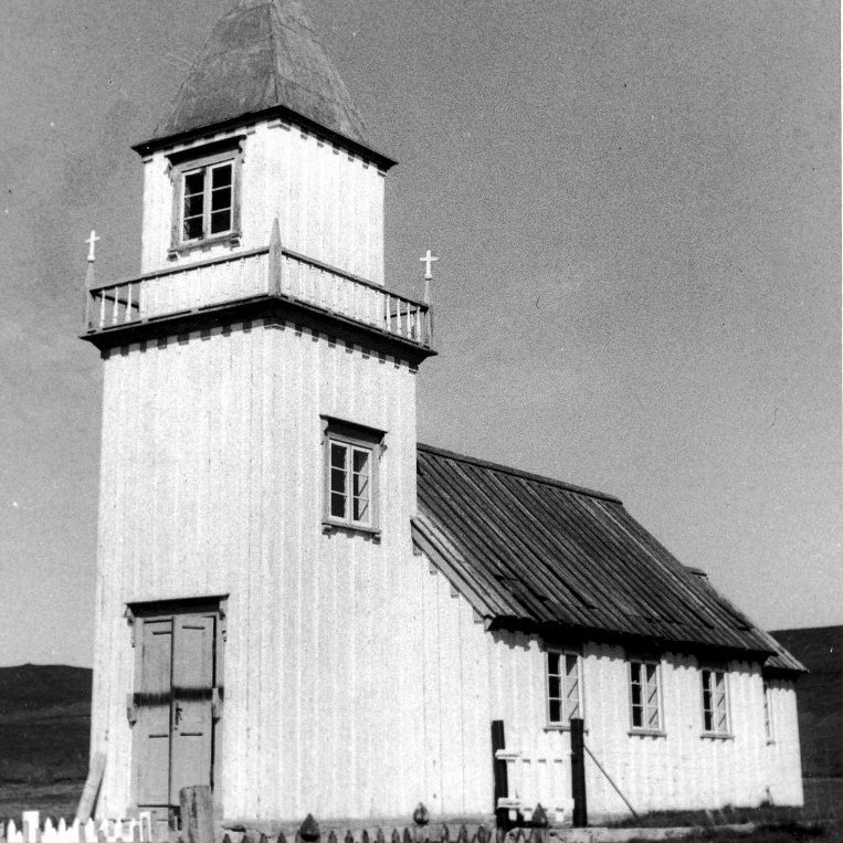 Miðgarðakirkja eftir endurbætur 1932. Úr Grímseyjarsafni Helga Daníelssonar og Friðþjófs Helgasonar.