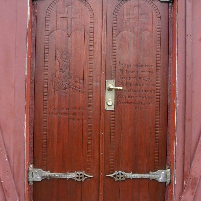 Fyrir Miðgarðakirkju voru tvöfaldar vængjahurðir. Útskurður eftir Einar Einarsson.
Úr Grímseyjarsafni Helga Daníelssonar og Friðþjófs Helgasonar.