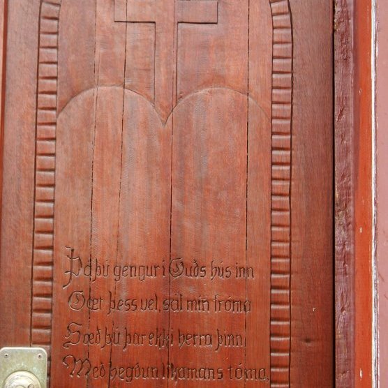 Syðri kirkjuhurð Miðgarðakirkju. Útskurður eftir Einar Einarsson. 
