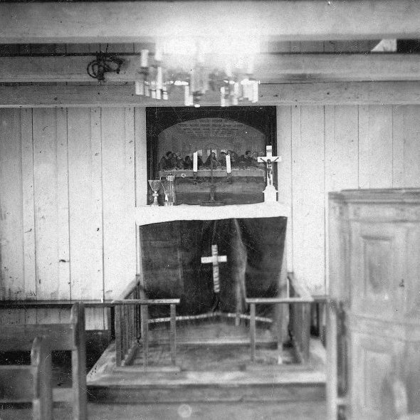 Altari og altaristafla í Miðgarðakirkju áður en endurbætur fór fram á kirkjunni 1932, 
Úr Grímseyjarsafni Helga Daníelssonar og Friðþjófs Helgasonar.