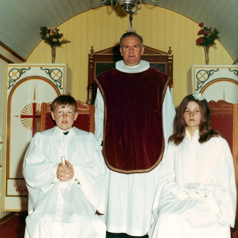 Sr. Pétur Sigurgeirsson og fermingarbörn í Miðgarðakirkju. 
Úr Grímseyjarsafni Helga Daníelssonar og Friðþjófs Helgasonar.