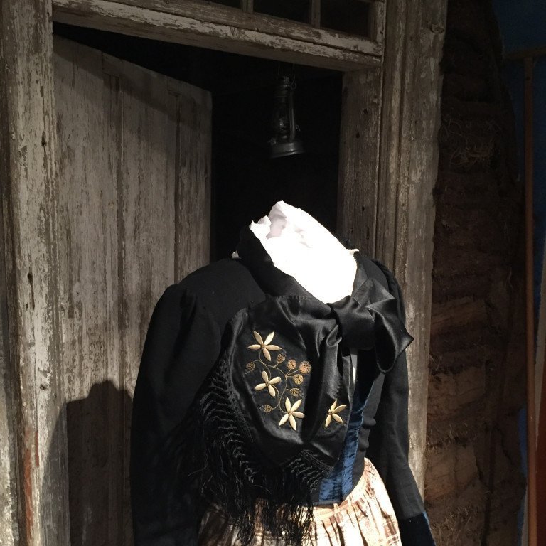 Þjóðbúningar eru til mikils prýðis bæði á safni og á fólki. Þessi er samt ekki til að máta.
One of our beutiful national costumes.