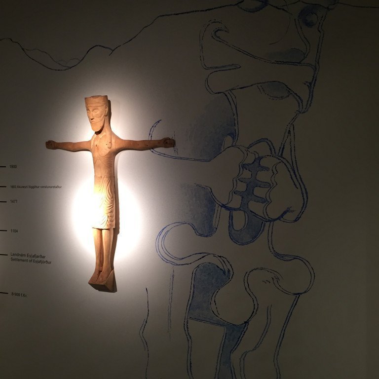 Upsakristur í gerð Sveins Ólafssonar myndskurðarmeistara. Upprunalegi Ufsakristur er í Þjóðminjasafni Íslands.
A replica of a 10. century Crucifix from Upsar. The original is at the National Museum.