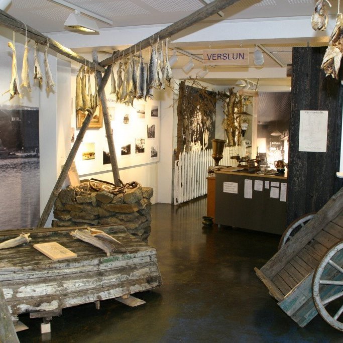 Akureyri bærinn við Pollinn. Fiskveiðar hafa verið mikilvægur hluti lífsins á Akureyri. Pollurinn var stundum kallaður matarkista bæjarins. Fiskiðnaður er þó ekki farið að stunda á Akureyri að ráði fyrr en á 20. öld.
Akureyri the Town by the Bay. Fish is Iceland bread and butter. Literally because making bread was uncommon until the 20th century. The Bay was an important source of nourishment for the town but the fishing industry is a fairly recent thing.