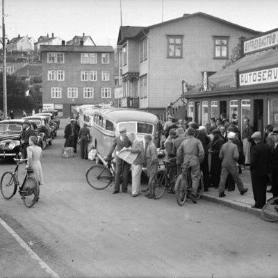 Hvernig panta ég?
Ef þú vilt mynd úr myndabanka af netinu getur þú hringt í síma 462-4262 eða sent tölvupóst á hg@akmus.is. Þar þarf að koma fram: 
nafn greiðanda, heimilisfang, kennitala, símanúmer, stærð og númer myndar. 

Stærðir og verð.
Ljósmyndir til einkanota. Öll verð eru með vsk.

13x18 cm 1000 kr.

18x24 cm 1500 kr.

24x30 cm 1800 kr.

30x40 cm 3000 kr.

32,9x48,3 cm 4000 kr.