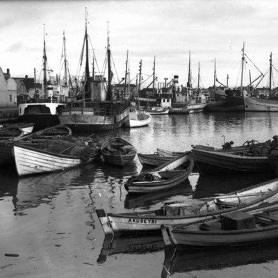 Hvernig panta ég?
Ef þú vilt mynd úr myndabanka af netinu getur þú hringt í síma 462-4262 eða sent tölvupóst á hg@akmus.is. Þar þarf að koma fram: 
nafn greiðanda, heimilisfang, kennitala, símanúmer, stærð og númer myndar. 

Stærðir og verð.
Ljósmyndir til einkanota. Öll verð eru með vsk.

13x18 cm 1000 kr.

18x24 cm 1500 kr.

24x30 cm 1800 kr.

30x40 cm 3000 kr.

32,9x48,3 cm 4000 kr.