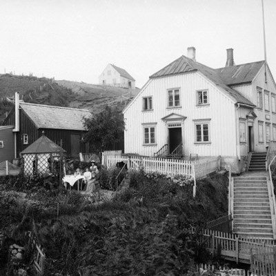 Hvernig panta ég?
Ef þú vilt mynd úr myndabanka af netinu getur þú hringt í síma 462-4262 eða sent tölvupóst á hg@akmus.is. Þar þarf að koma fram: 
nafn greiðanda, heimilisfang, kennitala, símanúmer, stærð og númer myndar. 

Stærðir og verð.
Ljósmyndir til einkanota. Öll verð eru með vsk.

13x18 cm 1000 kr.

18x24 cm 1500 kr.

24x30 cm 1800 kr.

30x40 cm 3000 kr.

32,9x48,3 cm 4000 kr.