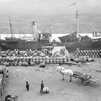 Hvernig panta ég?
Ef þú vilt mynd úr myndabanka af netinu getur þú hringt í síma 462-4262 eða sent tölvupóst á hg@akmus.is. Þar þarf að koma fram: 
nafn greiðanda, heimilisfang, kennitala, símanúmer, stærð og númer myndar. 

Stærðir og verð.
Ljósmyndir til einkanota. Öll verð eru með vsk.

13x18 cm 1000 kr.

18x24 cm 1500 kr.

24x30 cm 1800 kr.

30x40 cm 3000 kr.

32,9x48,3 cm 4000 kr.