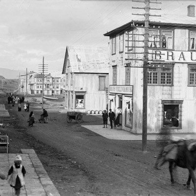 Hvernig panta ég?
Ef þú vilt mynd úr myndabanka af netinu getur þú hringt í síma 462-4262 eða sent tölvupóst á hg@akmus.is. Þar þarf að koma fram: 
nafn greiðanda, heimilisfang, kennitala, símanúmer, stærð og númer myndar. 

Stærðir og verð.
Ljósmyndir til einkanota. Öll verð eru með vsk.

13x18 cm 1000 kr.

18x24 cm 1500 kr.

24x30 cm 1800 kr.

30x40 cm 3000 kr.

32,9x48,3 cm 4000 kr.