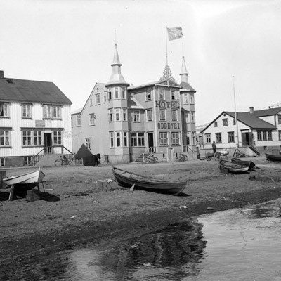 Hvernig panta ég?
Ef þú vilt mynd úr myndabanka af netinu getur þú hringt í síma 462-4262 eða sent tölvupóst á hg@akmus.is. Þar þarf að koma fram: 
nafn greiðanda, heimilisfang, kennitala, símanúmer, stærð og númer myndar. 

Stærðir og verð.
Ljósmyndir til einkanota. Öll verð eru með vsk.

13x18 cm 1000 kr.

18x24 cm 1500 kr.

24x30 cm 1800 kr.

30x40 cm 3000 kr.

32,9x48,3 cm 4000 kr.