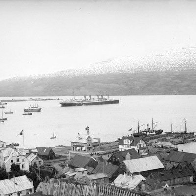 Hvernig panta ég?
Ef þú vilt mynd úr myndabanka af netinu getur þú hringt í síma 462-4262 eða sent tölvupóst á hg@akmus.is. Þar þarf að koma fram: 
nafn greiðanda, heimilisfang, kennitala, símanúmer, stærð og númer myndar. 

Stærðir og verð.
Ljósmyndir til einkanota. Öll verð eru með vsk.

13x18 cm 1000 kr.

18x24 cm 1500 kr.

24x30 cm 1800 kr.

30x40 cm 3000 kr.

32,9x48,3 cm 4000 kr.