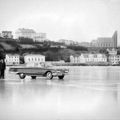 Hvernig panta ég?
Ef þú vilt mynd úr myndabanka af netinu getur þú hringt í síma 462-4262 eða sent tölvupóst á hg@akmus.is. Þar þarf að koma fram: 
nafn greiðanda, heimilisfang, kennitala, símanúmer, stærð og númer myndar. 

Stærðir og verð.
Ljósmyndir til einkanota. Öll verð eru með vsk.

13x18 cm 1000 kr.

18x24 cm 1500 kr.

24x30 cm 1800 kr.

30x40 cm 3000 kr.

32,9x48,3 cm 4000 kr.