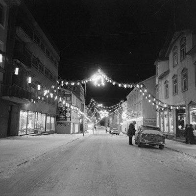 Hvernig panta ég?
Ef þú vilt mynd úr myndabanka af netinu getur þú hringt í síma 462-4262 eða sent tölvupóst á hg@akmus.is. Þar þarf að koma fram: 
nafn greiðanda, heimilisfang, kennitala, símanúmer, stærð og númer myndar. 

Stærðir og verð.
Ljósmyndir til einkanota. Öll verð eru með vsk.

13x18 cm 1000 kr.

18x24 cm 1500 kr.

24x30 cm 1800 kr.

30x40 cm 3000 kr.

32,9x48,3 cm 4000 kr.