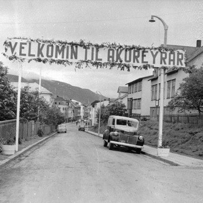 Hvernig panta ég?
Ef þú vilt mynd úr myndabanka af netinu getur þú hringt í síma 462-4262 eða sent tölvupóst á hg@akmus.is. Þar þarf að koma fram: 
nafn greiðanda, heimilisfang, kennitala, símanúmer, stærð og númer myndar. 

Stærðir og verð.
Ljósmyndir til einkanota. Öll verð eru með vsk.

13x18 cm 1000 kr.

18x24 cm 1500 kr.

24x30 cm 1800 kr.

30x40 cm 3000 kr.

32,9x48,3 cm 4000 kr.