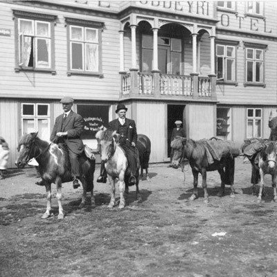 Hvernig panta ég?
Ef þú vilt mynd úr myndabanka af netinu getur þú hringt í síma 462-4262 eða sent tölvupóst á hg@akmus.is. Þar þarf að koma fram: 
nafn greiðanda, heimilisfang, kennitala, símanúmer, stærð og númer myndar. 

Stærðir og verð.
Ljósmyndir til einkanota. Öll verð eru með vsk.

13x18 cm 1000 kr.

18x24 cm 1500 kr.

24x30 cm 1800 kr.

30x40 cm 3000 kr.

32,9x48,3 cm 4000 kr.